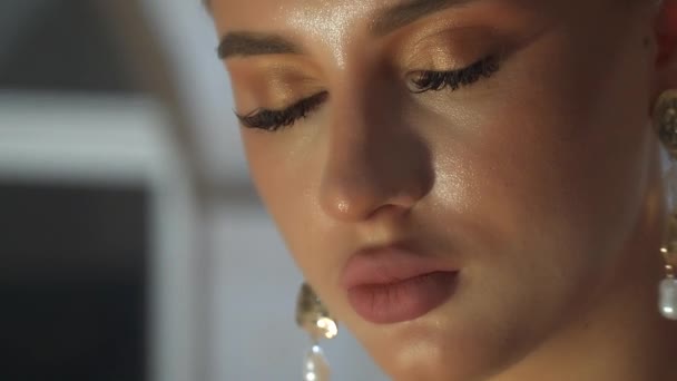 Portrait Belle Fille Lumineuse Avec Maquillage Mode Regardant Caméra Toute — Video