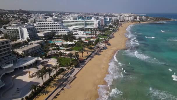 Готелі Узбережжі Протарасу Кіпр Вид Повітря Піщаний Пляж Бірюзова Вода — стокове відео