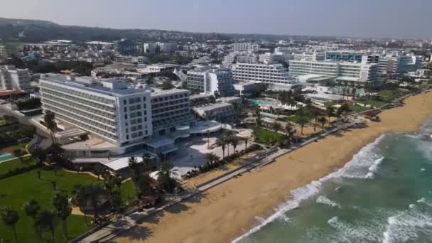 プロタラスの海岸にあるホテル キプロス 空からの眺め 砂浜とターコイズウォーター — ストック動画