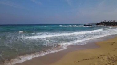 Kıbrıs 'ın Protaras kıyı şeridindeki oteller. Hava görüntüsü. Kumsal ve turkuaz su.