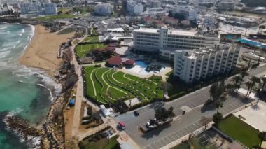 Kıbrıs 'ın Protaras kıyı şeridindeki oteller. Hava görüntüsü. Kumsal ve turkuaz su.
