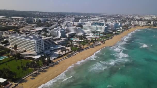 Hoteles Costa Protaras Chipre Vista Aérea Playa Arena Agua Turquesa — Vídeo de stock