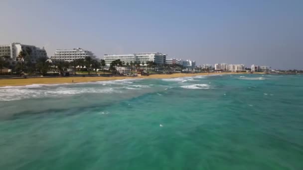 키프로스 프로타라스의 해안선에 해변과 청록색 — 비디오