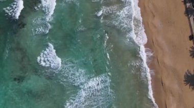 Kıbrıs 'ın Protaras kıyı şeridindeki oteller. Hava görüntüsü. Kumsal ve turkuaz su.