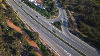 Arabaların sürmesi için yol. Yukarıdan aşağıya hava fotoğrafçılığı. Otoyol ulaşımı. Manzaranın manzarası.