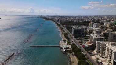Açık bir günde Limasol 'un hava görüntüsü. Kıyı şeridi, merkez, şehrin kuzey ve batısının yanı sıra tuz gölü ve Kıbrıs 'ın en güney noktası görülebilir durumda. 2024