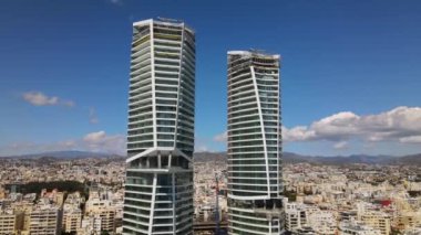 Kıbrıs Rum Kesimi 'nin Limasol kentinin hava manzarası. Şehrin kıyı şeridindeki üçlü bina. Yüksek kalite 4K görüntü.
