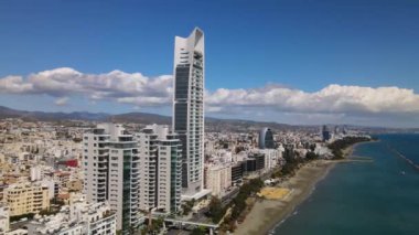 Kıbrıs Rum Kesimi 'nin Limasol kentinin hava manzarası. Seçilmiş Kişi, şehrin iş merkezindeki bir gökdelen binasıdır. Yüksek kalite 4K görüntü