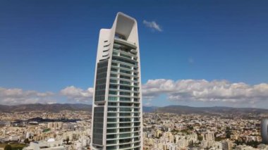 Kıbrıs Rum Kesimi 'nin Limasol kentinin hava manzarası. Seçilmiş Kişi, şehrin iş merkezindeki bir gökdelen binasıdır. Yüksek kalite 4K görüntü