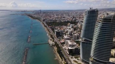 Kıbrıs Rum Kesimi 'nin Limasol kentinin hava manzarası. Şehrin kıyı şeridindeki üçlü bina. Yüksek kalite 4K görüntü.