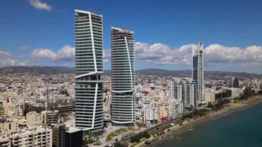 Kıbrıs Rum Kesimi 'nin Limasol kentinin hava manzarası. Seçilmiş Kişi, şehrin iş merkezindeki bir gökdelen binasıdır. Şehrin kıyı şeridinde üçlü bir bina. Yüksek kalite 4K görüntü