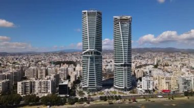 Kıbrıs Rum Kesimi 'nin Limasol kentinin hava manzarası. Şehrin kıyı şeridindeki üçlü bina. Yüksek kalite 4K görüntü.