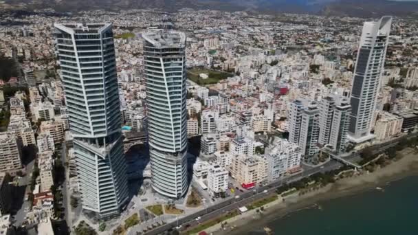 키프로스 Limassol의 풍경의 하나는 도시의 비즈니스 센터에있는 빌딩입니다 도시의 해안선에 — 비디오