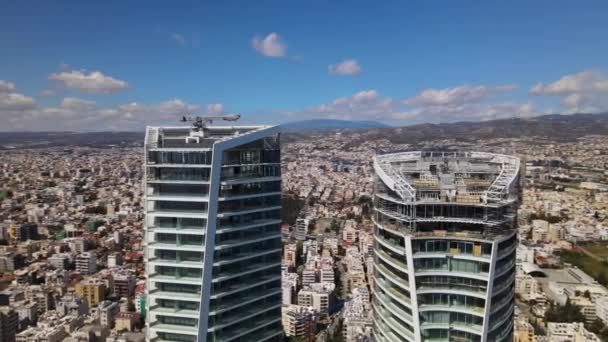 キプロス リマソールの街並みの空中観察 街の沿岸線の上にトリロジービル 高品質の4K映像 — ストック動画