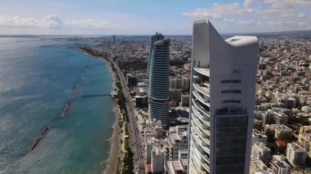 キプロス リマソールの街並みの空中観察 1つは 市のビジネスセンターにある住宅の高層ビルです 市の沿岸線の上に建設されたトリロジー 高品質の4K映像 — ストック動画