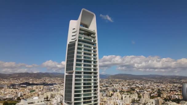 キプロス リマソールの街並みの空中観察 1つは 市のビジネスセンターにある住宅の高層ビルです 高品質の4K映像 — ストック動画