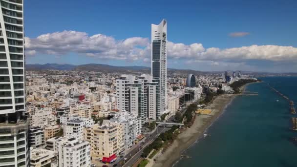 キプロス リマソールの街並みの空中観察 1つは 市のビジネスセンターにある住宅の高層ビルです 市の沿岸線の上に建設されたトリロジー 高品質の4K映像 — ストック動画