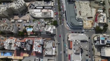 En iyi manzaralı arabalar işlek bir şehrin caddesinde ilerler. Şehir manzarası yok. Otoyol ulaşımı. Şehir merkezinin sokaklarındaki gökdelenler. İş merkezi Limasol, Kıbrıs.