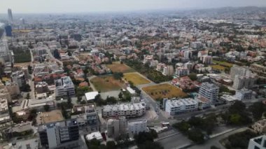 Şehirdeki yüksek binalar. Kıbrıs, Limasol. Dağlar ve deniz. Yukarıdan harika manzaralar.