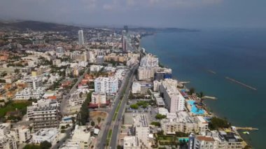 Şehirdeki yüksek binalar. Kıbrıs, Limasol. Dağlar ve deniz. Yukarıdan harika manzaralar.