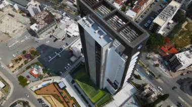 Şehirdeki yüksek binalar. Kıbrıs, Limasol. Dağlar ve deniz. Yukarıdan harika manzaralar.