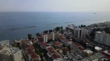 Şehirdeki yüksek binalar. Kıbrıs, Limasol. Dağlar ve deniz. Yukarıdan harika manzaralar.