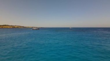 Etrafı turistik otellerle çevrili bir gemide tekne gezileri. Akdeniz 'de. Kıbrıs.