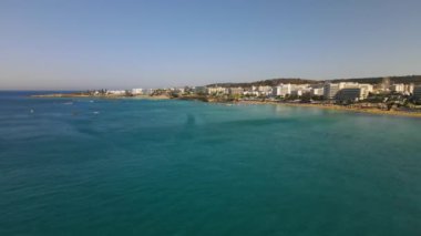 Etrafı turistik otellerle çevrili bir gemide tekne gezileri. Akdeniz 'de. Kıbrıs.