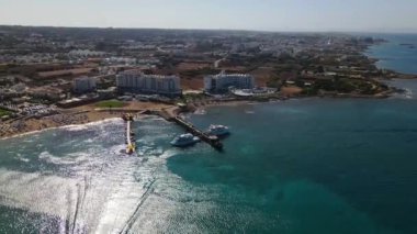 Etrafı turistik otellerle çevrili bir gemide tekne gezileri. Akdeniz 'de. Kıbrıs.