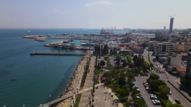 İnsansız hava aracı, yaz günü şehre inecek ve park edecek. Trafik ve su. Akdeniz 'de. Kıbrıs Limasol.