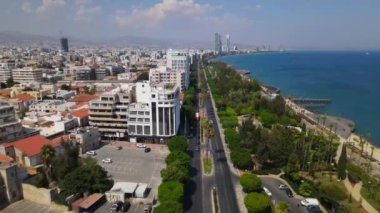 İnsansız hava aracı, yaz günü şehre inecek ve park edecek. Trafik ve su. Akdeniz 'de. Kıbrıs Limasol.