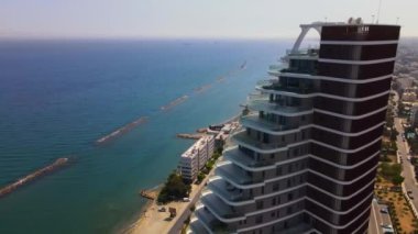 Limasol 'un hava manzarası açık. İnsanoğlunun en güzel yaratılışının görkemli manzarası. Limasol, Kıbrıs üzerinde. Limasol 'un modern şehir manzarasının gökdelenli cam yapıları..