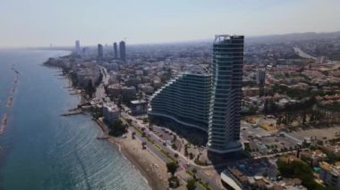 Limasol 'un hava manzarası açık. İnsanoğlunun en güzel yaratılışının görkemli manzarası. Limasol, Kıbrıs üzerinde. Limasol 'un modern şehir manzarasının gökdelenli cam yapıları..