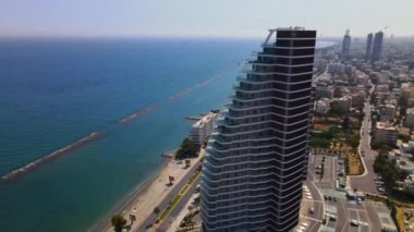 Limasol 'un hava manzarası açık. İnsanoğlunun en güzel yaratılışının görkemli manzarası. Limasol, Kıbrıs üzerinde. Limasol 'un modern şehir manzarasının gökdelenli cam yapıları..