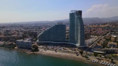 Limasol 'un hava manzarası açık. İnsanoğlunun en güzel yaratılışının görkemli manzarası. Limasol, Kıbrıs üzerinde. Limasol 'un modern şehir manzarasının gökdelenli cam yapıları..