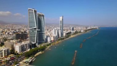 Açık bir günde Limasol 'un hava görüntüsü. İnsanoğlunun en güzel yaratılışının görkemli manzarası. Limasol, Kıbrıs üzerinde. Limasol 'un yüksek katlı cam yapılarıyla modern şehir manzarası. Deniz ve şehir sınırı.