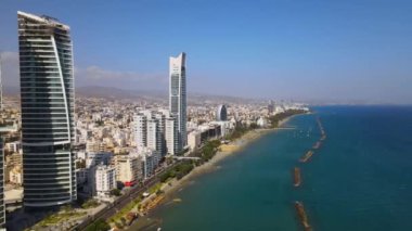 Açık bir günde Limasol 'un hava görüntüsü. İnsanoğlunun en güzel yaratılışının görkemli manzarası. Limasol, Kıbrıs üzerinde. Limasol 'un yüksek katlı cam yapılarıyla modern şehir manzarası. Deniz ve şehir sınırı.