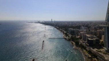 Açık bir günde Limasol 'un hava görüntüsü. İnsanoğlunun en güzel yaratılışının görkemli manzarası. Limasol, Kıbrıs üzerinde. Limasol 'un yüksek katlı cam yapılarıyla modern şehir manzarası. Deniz ve şehir sınırı.