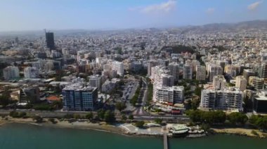 Açık bir günde Limasol 'un hava görüntüsü. İnsanoğlunun en güzel yaratılışının görkemli manzarası. Limasol, Kıbrıs üzerinde. Limasol 'un yüksek katlı cam yapılarıyla modern şehir manzarası. Deniz ve şehir sınırı.