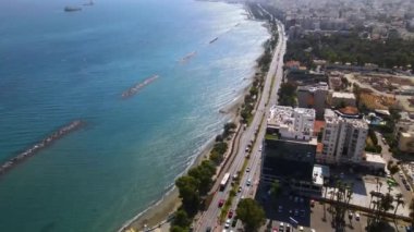 Açık bir günde Limasol 'un hava görüntüsü. İnsanoğlunun en güzel yaratılışının görkemli manzarası. Limasol, Kıbrıs üzerinde. Limasol 'un yüksek katlı cam yapılarıyla modern şehir manzarası. Deniz ve şehir sınırı.