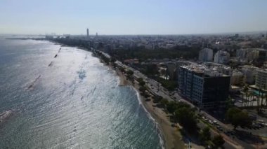 Açık bir günde Limasol 'un hava görüntüsü. İnsanoğlunun en güzel yaratılışının görkemli manzarası. Limasol, Kıbrıs üzerinde. Limasol 'un yüksek katlı cam yapılarıyla modern şehir manzarası. Deniz ve şehir sınırı.
