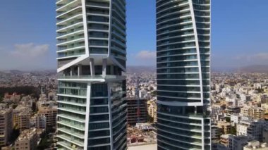 Açık bir günde Limasol 'un hava görüntüsü. İnsanoğlunun en güzel yaratılışının görkemli manzarası. Limasol, Kıbrıs üzerinde. Limasol 'un yüksek katlı cam yapılarıyla modern şehir manzarası. Deniz ve şehir sınırı.