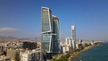 Açık bir günde Limasol 'un hava görüntüsü. İnsanoğlunun en güzel yaratılışının görkemli manzarası. Limasol, Kıbrıs üzerinde. Limasol 'un yüksek katlı cam yapılarıyla modern şehir manzarası. Deniz ve şehir sınırı.
