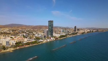 Açık bir günde Limasol 'un hava görüntüsü. İnsanoğlunun en güzel yaratılışının görkemli manzarası. Limasol, Kıbrıs üzerinde. Limasol 'un yüksek katlı cam yapılarıyla modern şehir manzarası. Deniz ve şehir sınırı.