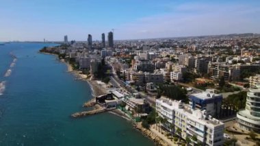 Açık bir günde Limasol 'un hava görüntüsü. İnsanoğlunun en güzel yaratılışının görkemli manzarası. Limasol, Kıbrıs üzerinde. Limasol 'un yüksek katlı cam yapılarıyla modern şehir manzarası. Deniz ve şehir sınırı.