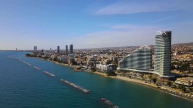 Açık bir günde Limasol 'un hava görüntüsü. İnsanoğlunun en güzel yaratılışının görkemli manzarası. Limasol, Kıbrıs üzerinde. Limasol 'un yüksek katlı cam yapılarıyla modern şehir manzarası. Deniz ve şehir sınırı.