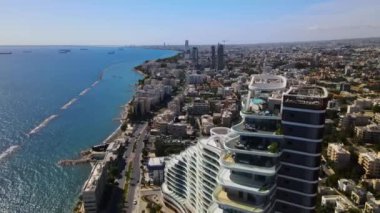 Açık bir günde Limasol 'un hava görüntüsü. İnsanoğlunun en güzel yaratılışının görkemli manzarası. Limasol, Kıbrıs üzerinde. Limasol 'un yüksek katlı cam yapılarıyla modern şehir manzarası. Deniz ve şehir sınırı.