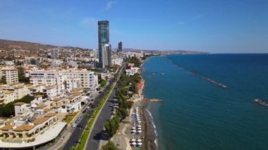 Açık bir günde Limasol 'un hava görüntüsü. İnsanoğlunun en güzel yaratılışının görkemli manzarası. Limasol, Kıbrıs üzerinde. Limasol 'un yüksek katlı cam yapılarıyla modern şehir manzarası. Deniz ve şehir sınırı.
