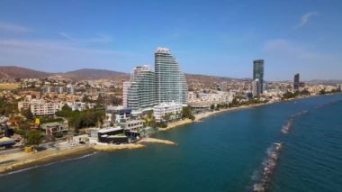 Açık bir günde Limasol 'un hava görüntüsü. İnsanoğlunun en güzel yaratılışının görkemli manzarası. Limasol, Kıbrıs üzerinde. Limasol 'un yüksek katlı cam yapılarıyla modern şehir manzarası. Deniz ve şehir sınırı.