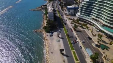 Açık bir günde Limasol 'un hava görüntüsü. İnsanoğlunun en güzel yaratılışının görkemli manzarası. Limasol, Kıbrıs üzerinde. Limasol 'un yüksek katlı cam yapılarıyla modern şehir manzarası. Deniz ve şehir sınırı.